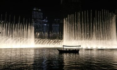 the dubai fountain lake ride
