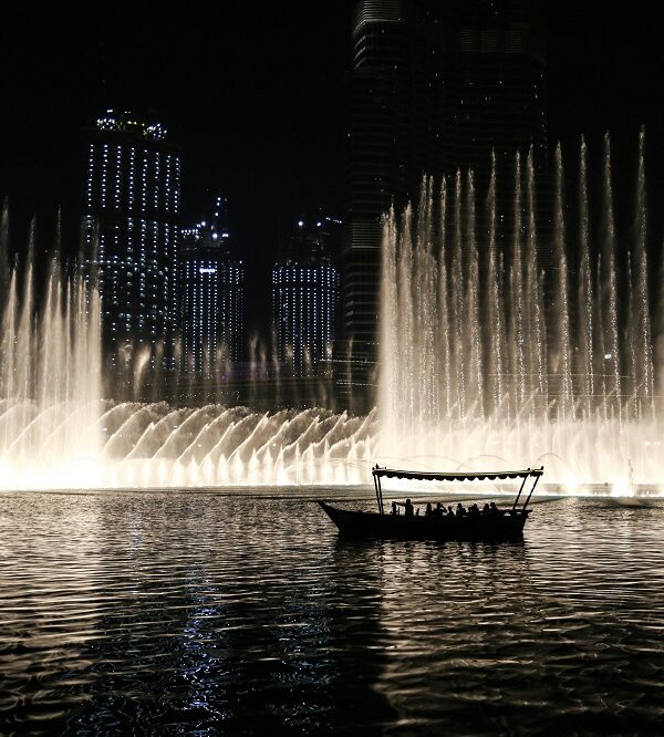 the dubai fountain lake ride